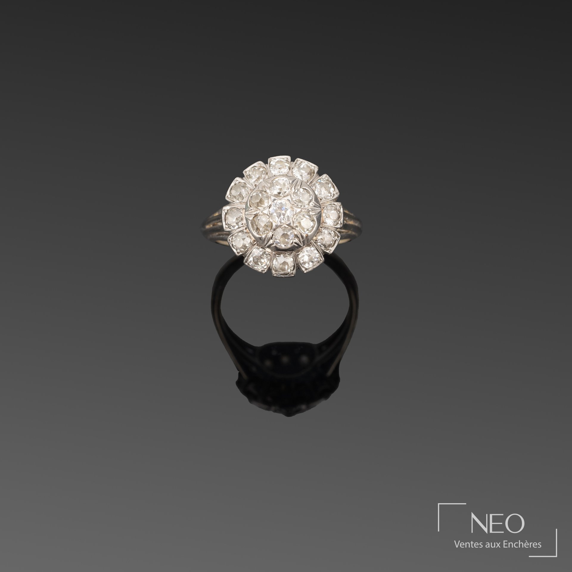 Bague marguerite en or gris et platine sertie de diamants