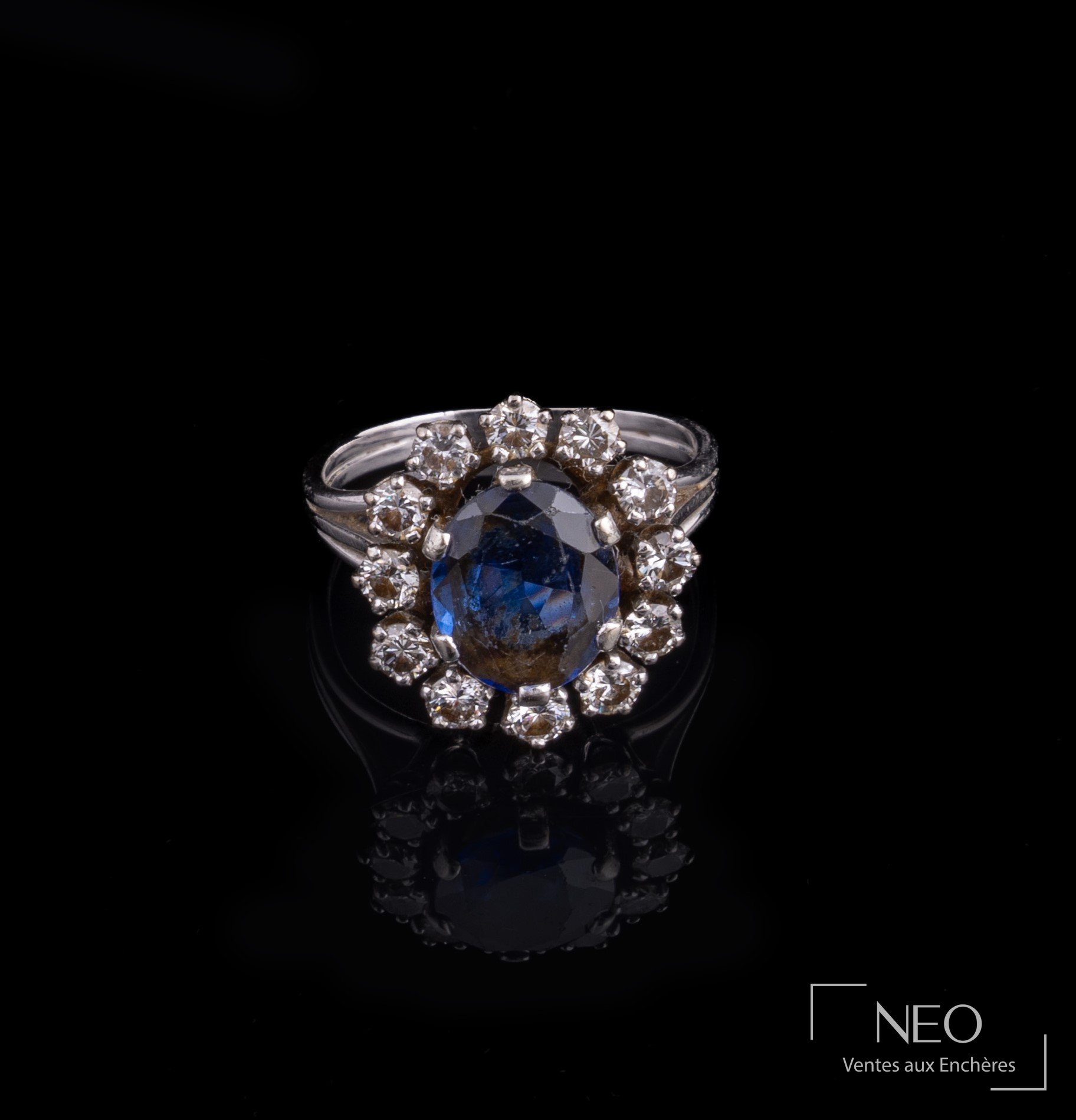 Bague marguerite en or gris 18 carats, pierre bleue et diamants