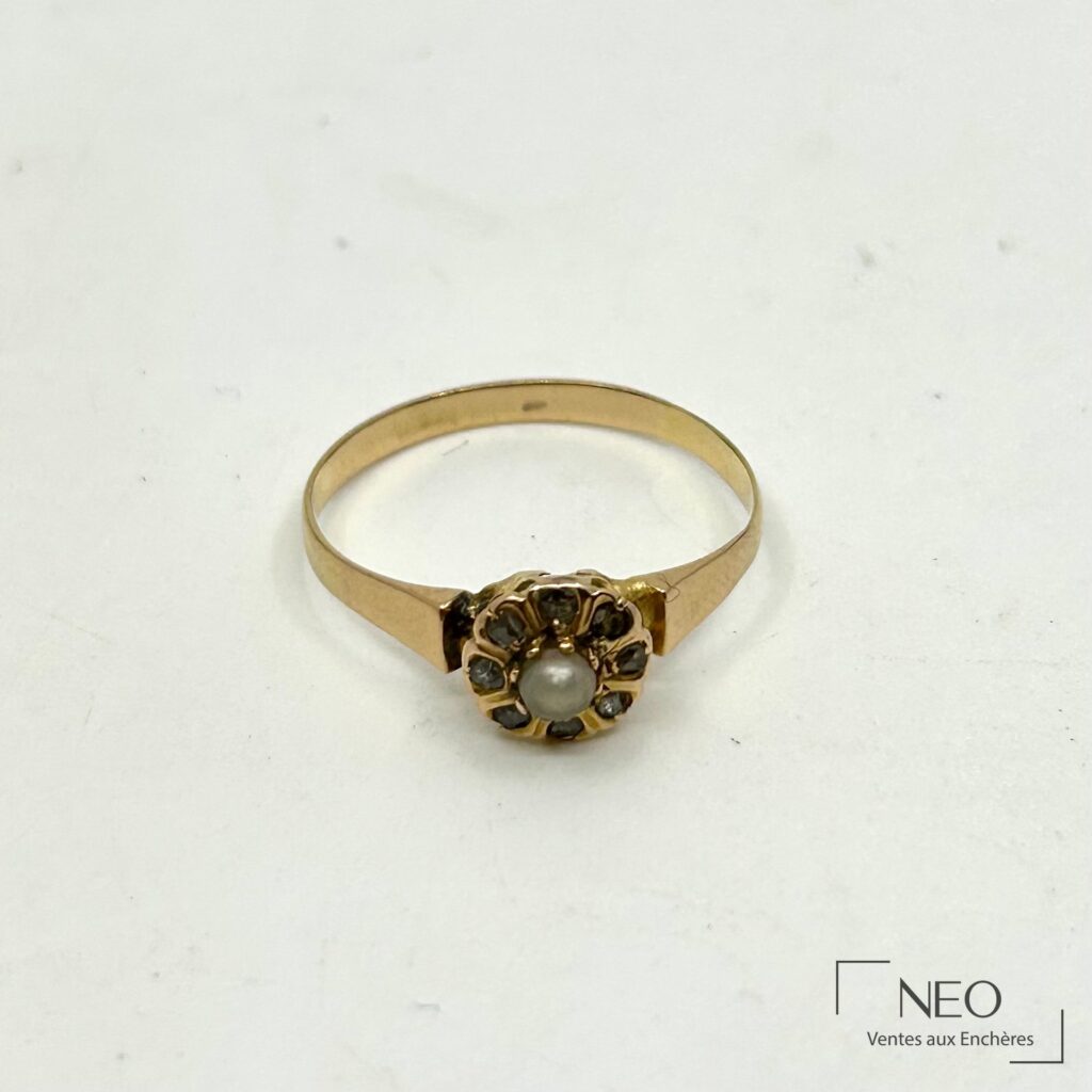 Bague marguerite en or jaune avec perle de culture centrale et entourage de diamants