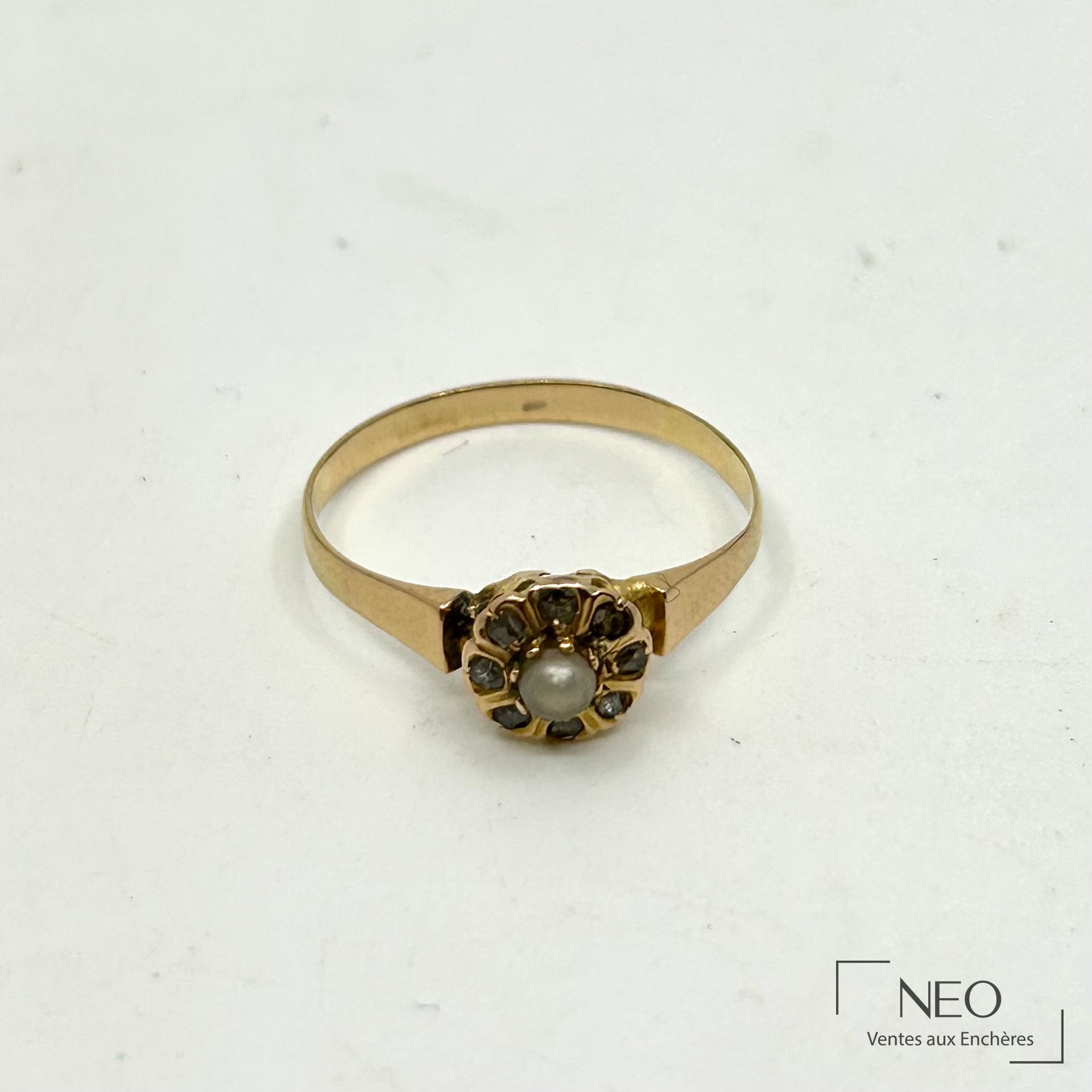 Bague marguerite en or jaune avec perle de culture centrale et entourage de diamants