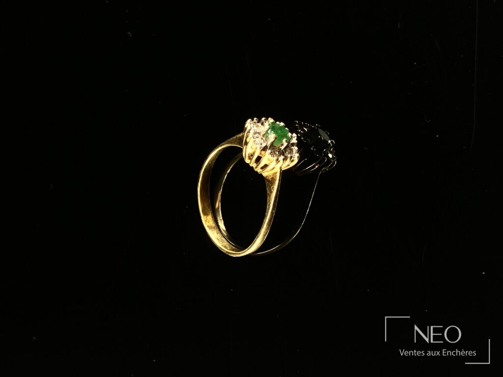 Bague marguerite en or jaune avec pierre verte centrale et entourage de pierres blanches