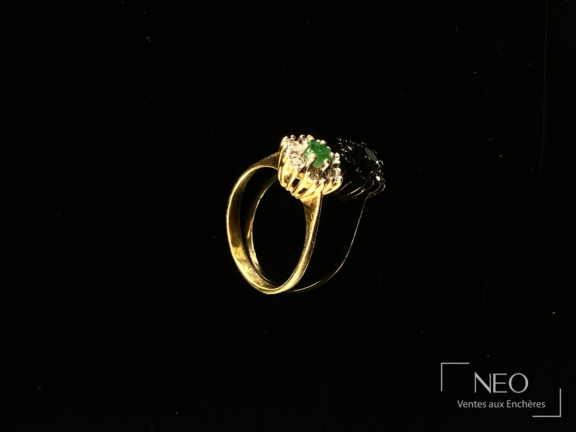 Bague marguerite en or jaune 18 carats ornée d’une pierre verte