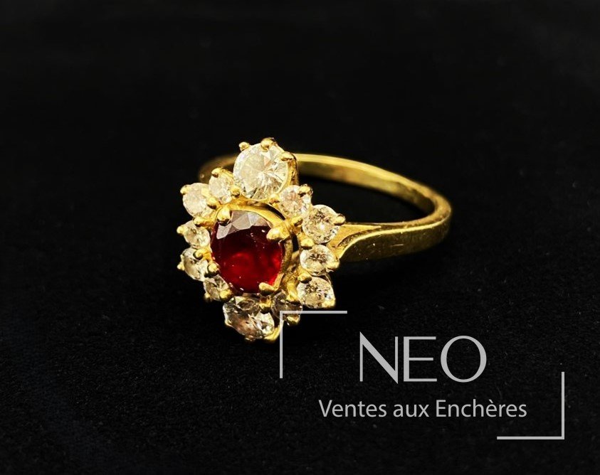 Bague marguerite en or jaune 18 carats, rubis traité et diamants