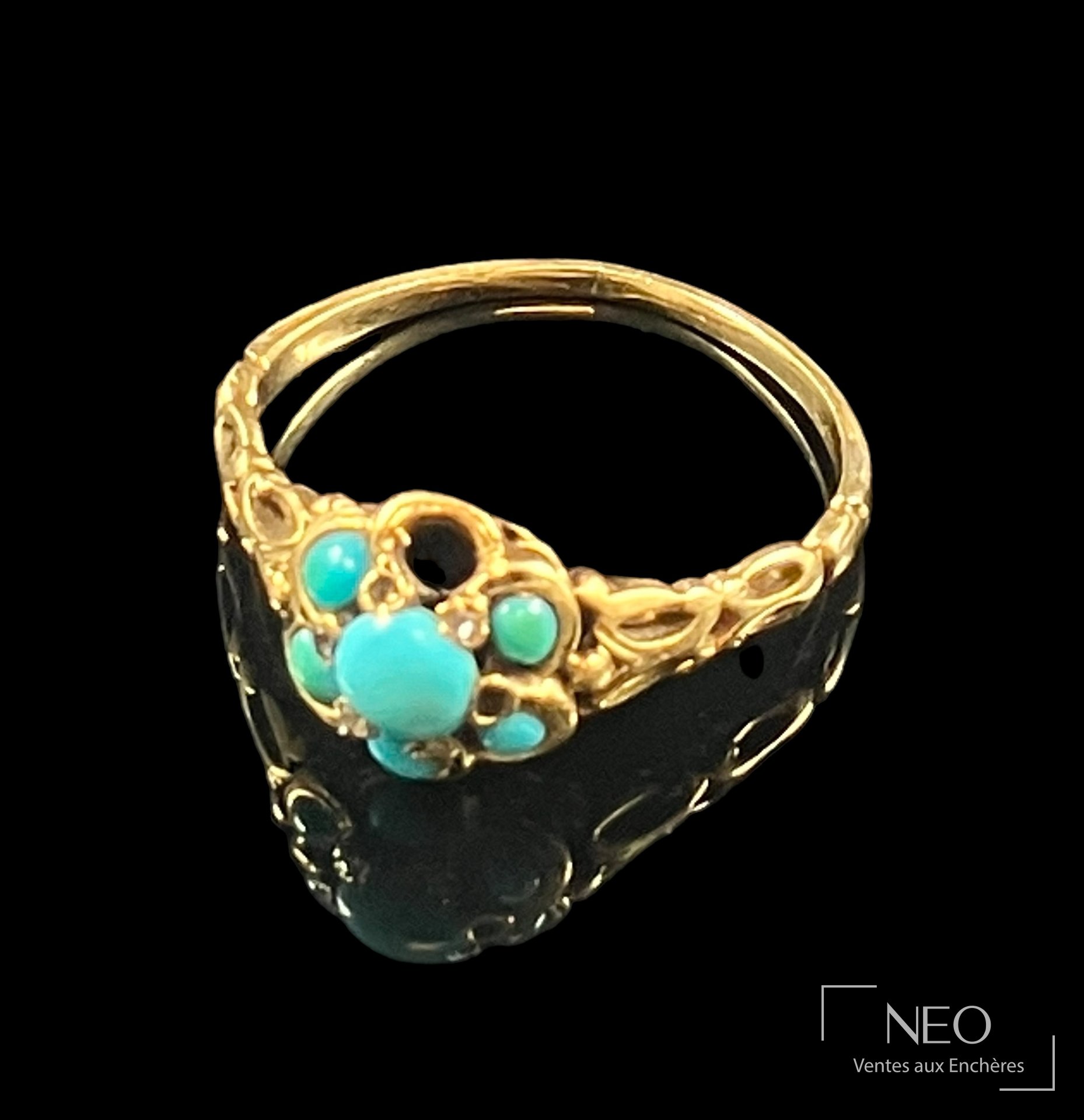 Bague marguerite en or jaune 18 carats, cabochons turquoise