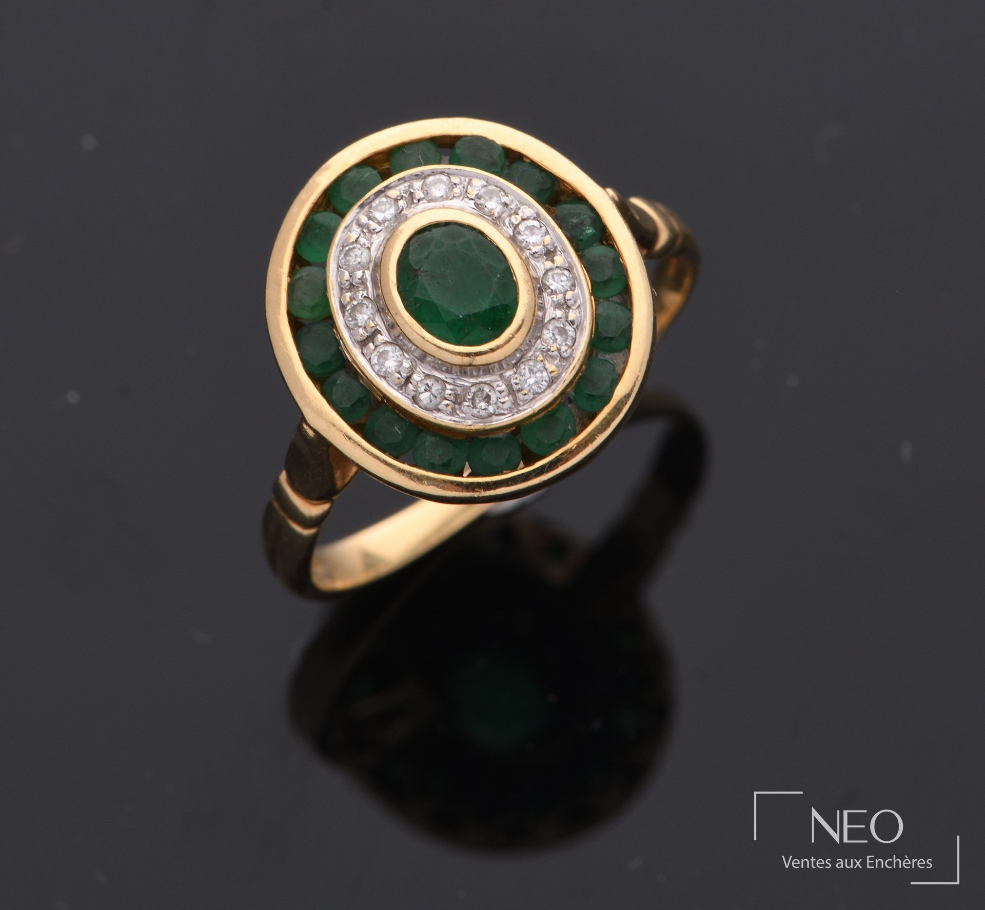 Bague marguerite en or jaune 18 carats, pierre verte et diamants