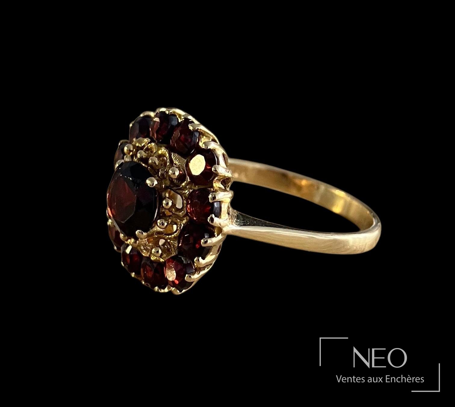 Bague marguerite en or jaune 18 carats ornée de pierres rouges