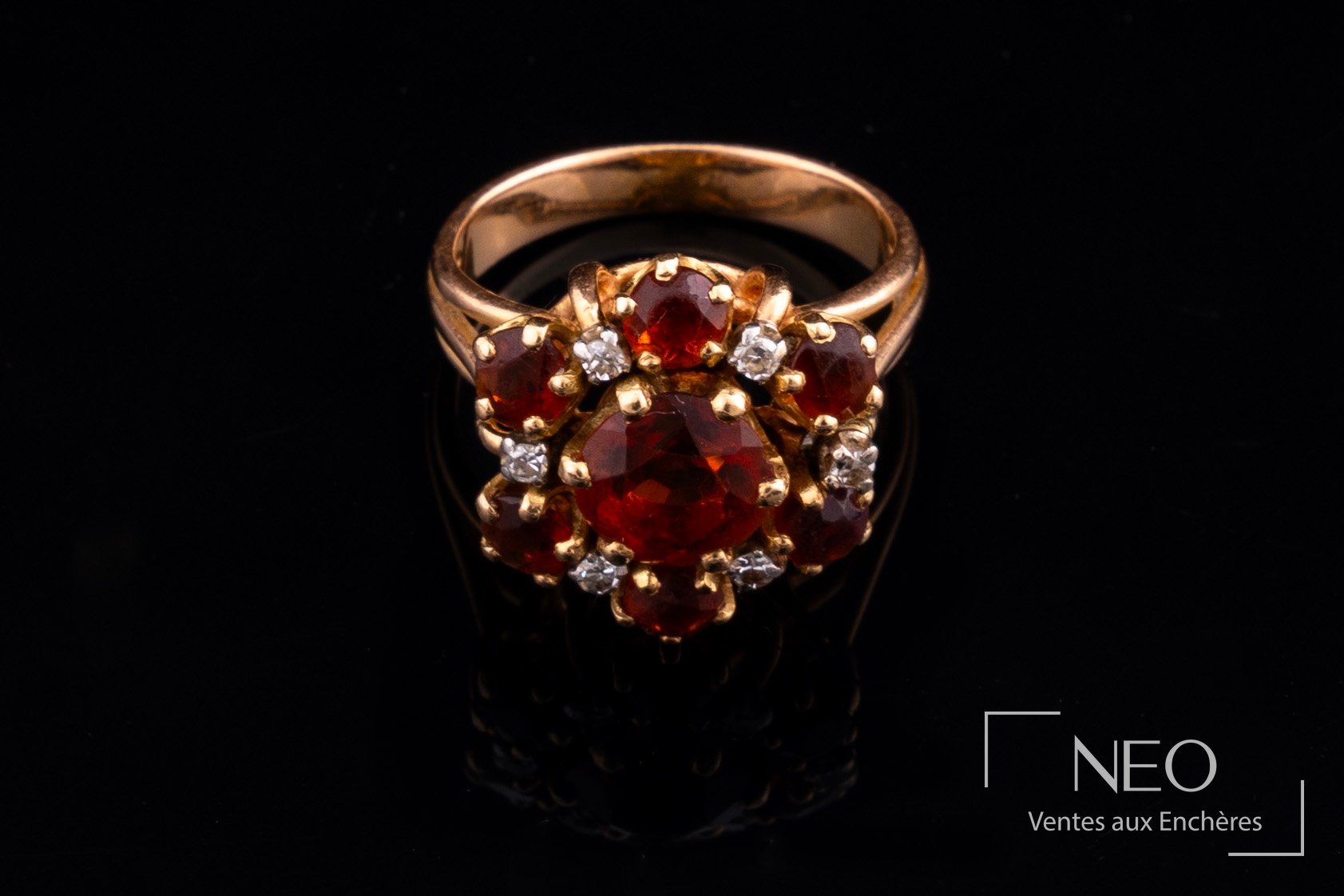 Bague marguerite en or jaune 18 carats sertie de topaze et diamants