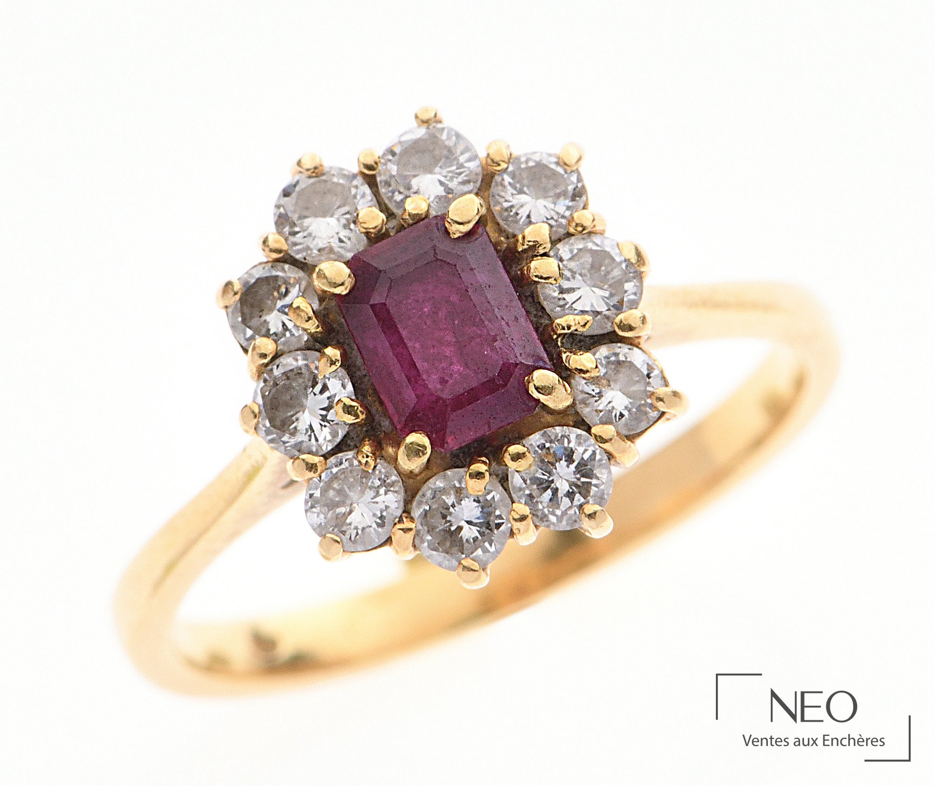 Bague marguerite en or jaune 18 carats, rubis et diamants