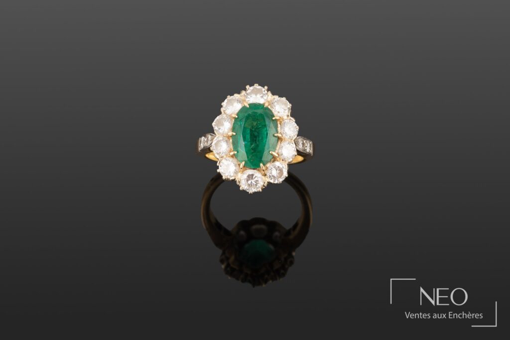 Bague marguerite en or jaune avec émeraude ovale entourée de diamants