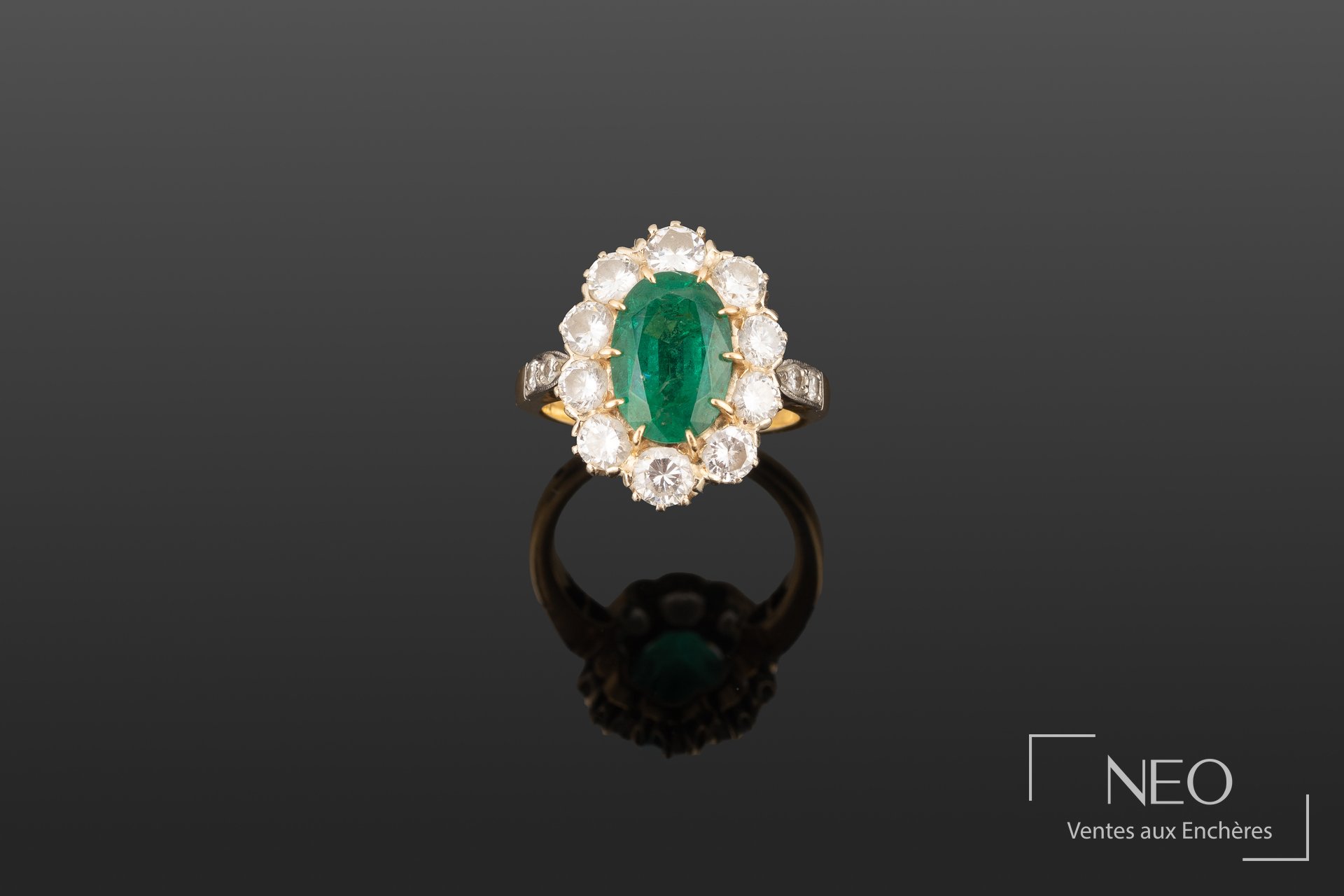Bague marguerite en or jaune 18K centrée d’une émeraude et diamants