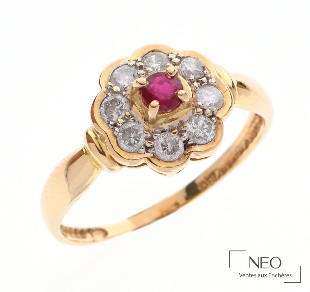 Bague marguerite en or jaune avec rubis central et entourage de diamants