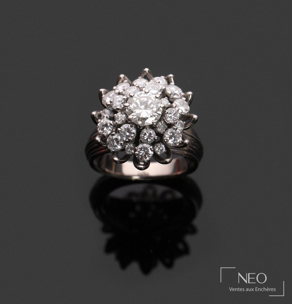 Bague marguerite en platine sertie de diamants