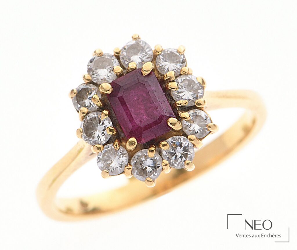 Bague marguerite en or jaune avec rubis central et entourage de diamants