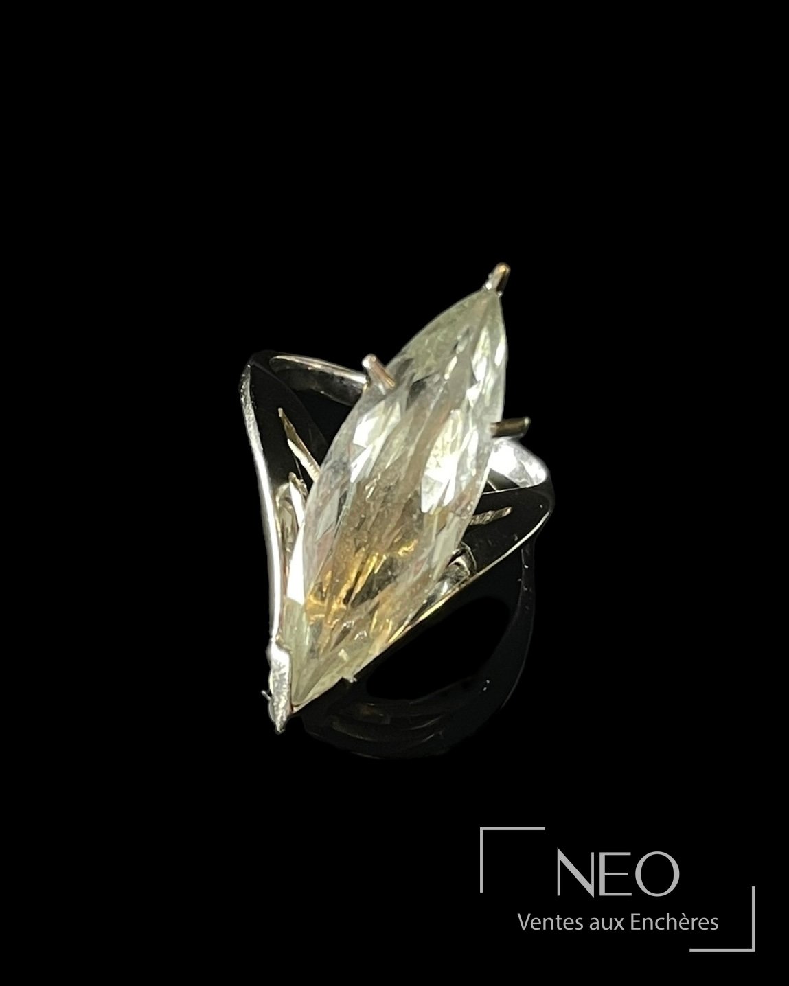 Bague marguise en or gris avec aigue-marine taillée en navette