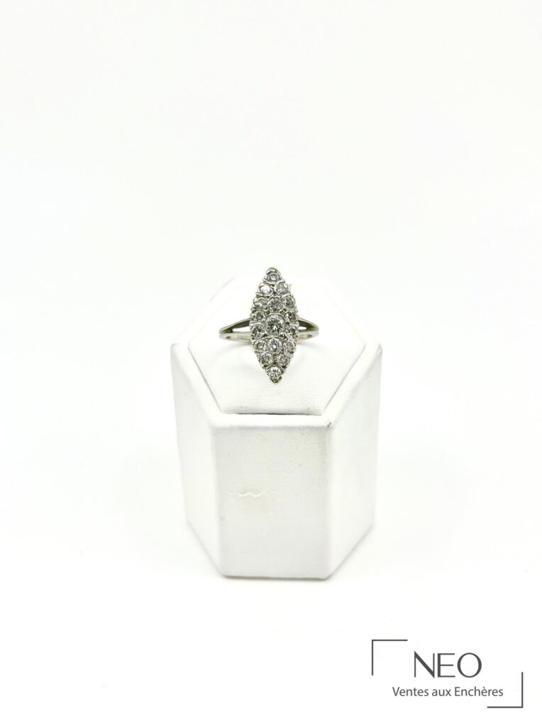 Bague marquise en or gris sertie de diamants sur support blanc