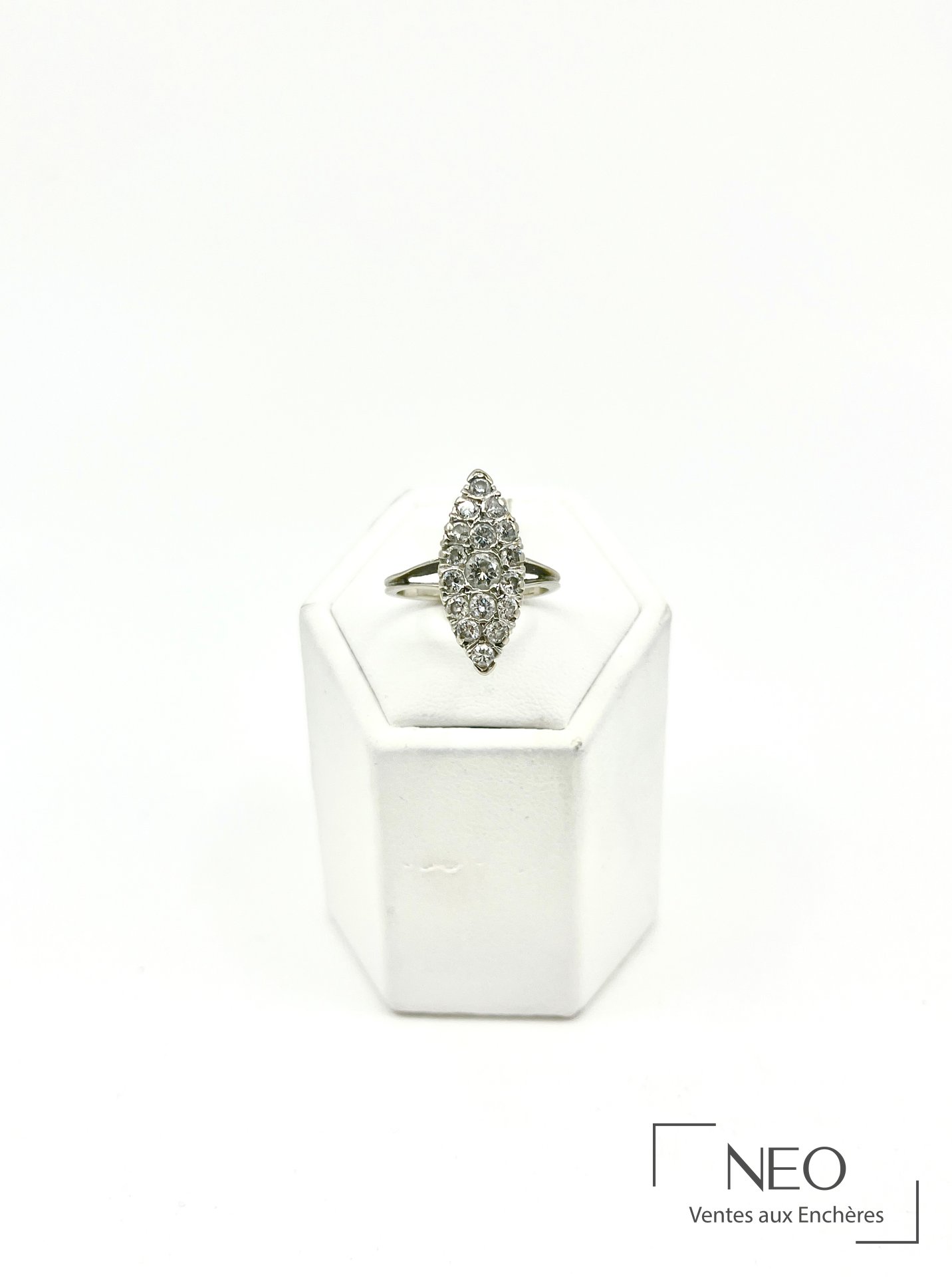 Bague marquise en or gris 18 carats pavée de diamants