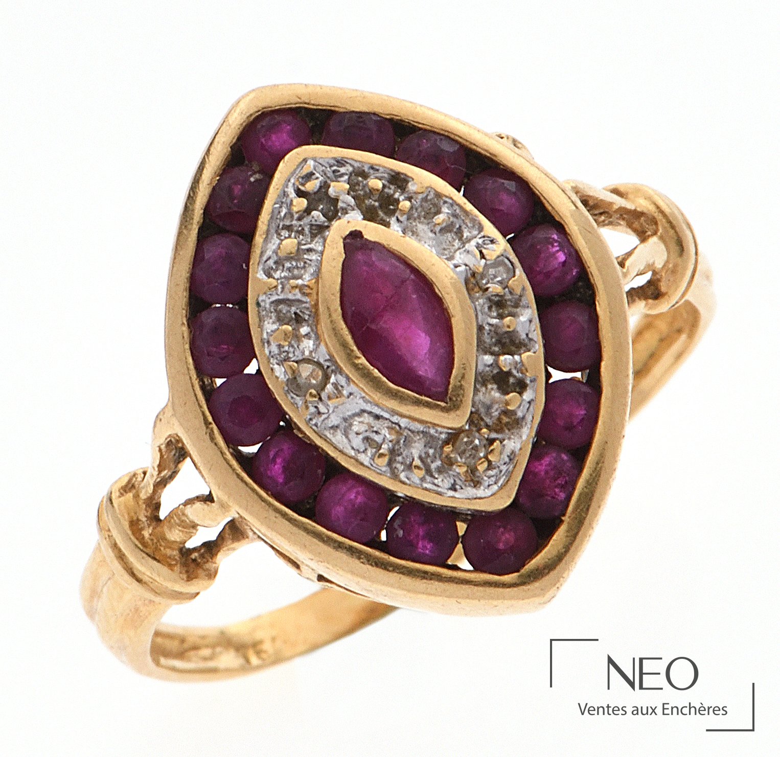 Bague marquise en or jaune 18 carats pavée de rubis et de diamants