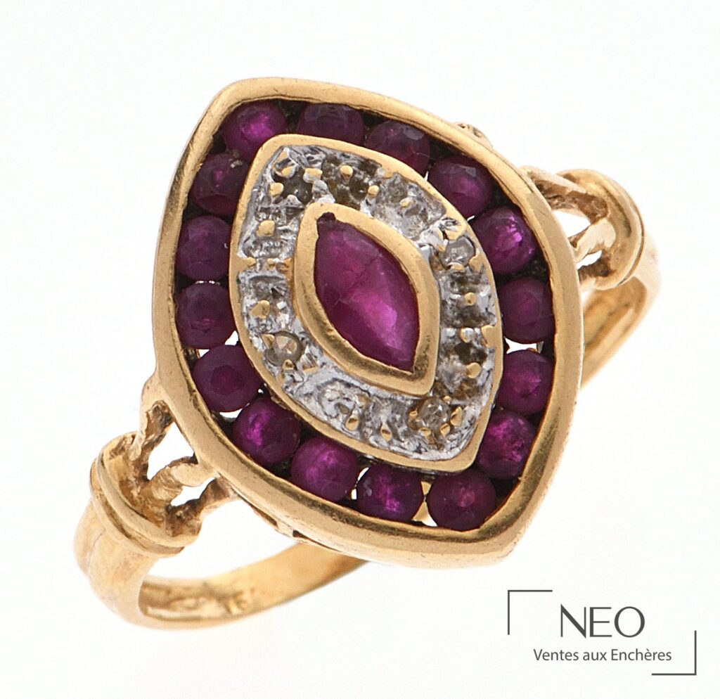 Bague marquise en or jaune sertie de rubis et de petits brillants