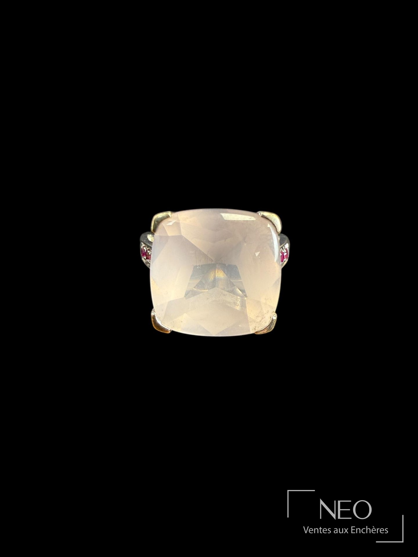 Bague Mauboussin avec quartz rose central et rubis sur fond noir
