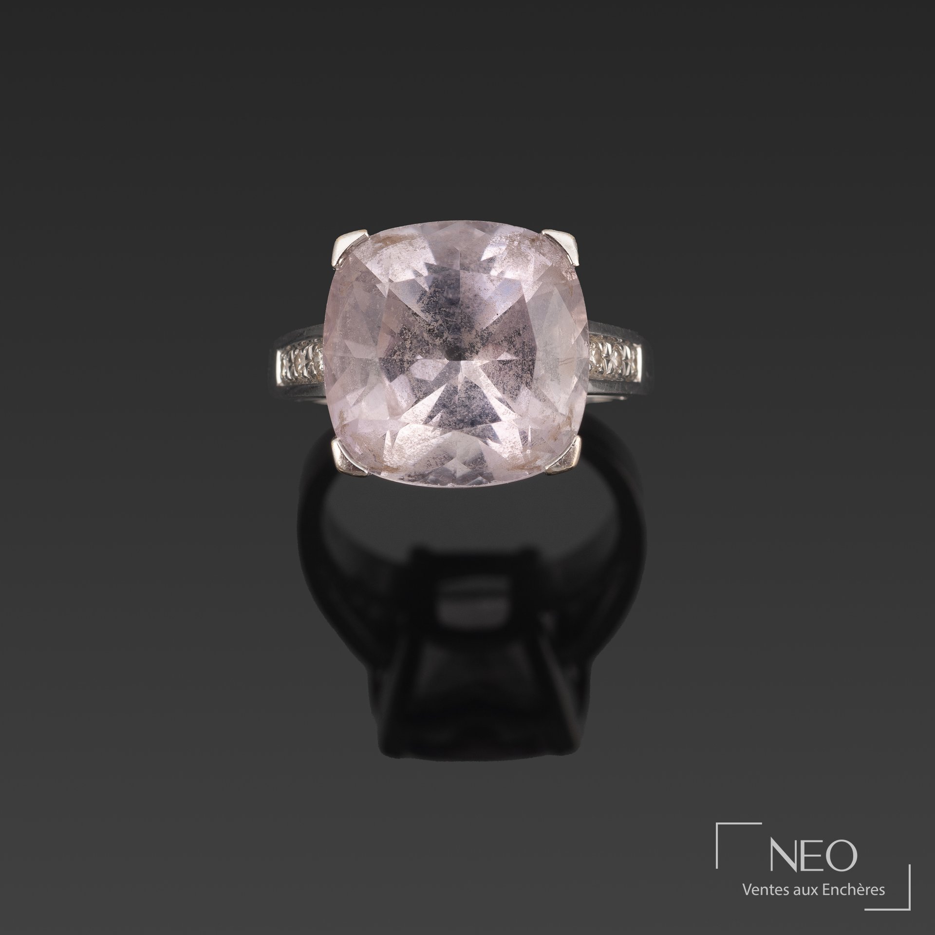 Bague Mauboussin en or gris avec quartz rose coussin vu de face