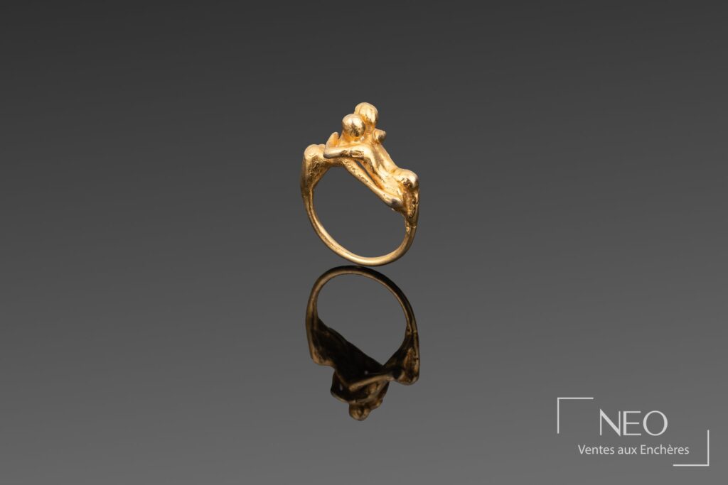 Bague en métal doré figurant deux amants enlacés