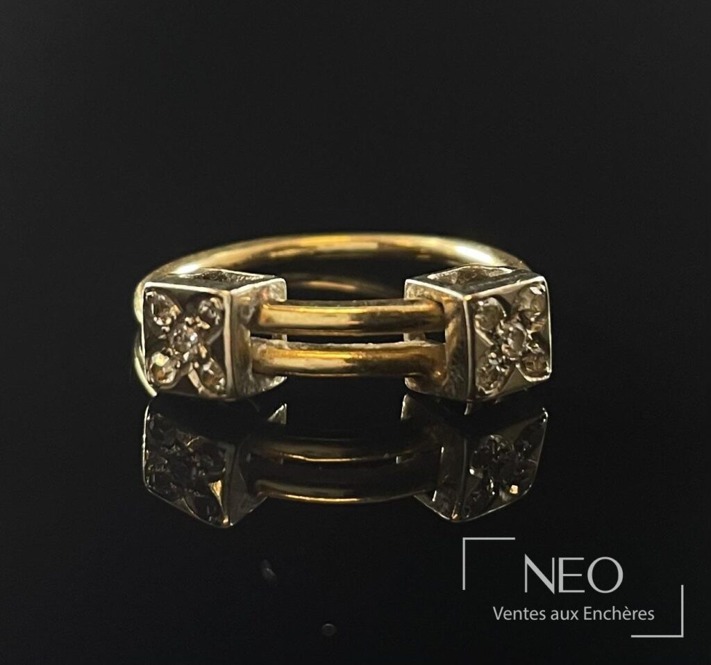 Bague moderniste en or gris et jaune avec deux cubes sertis de diamants