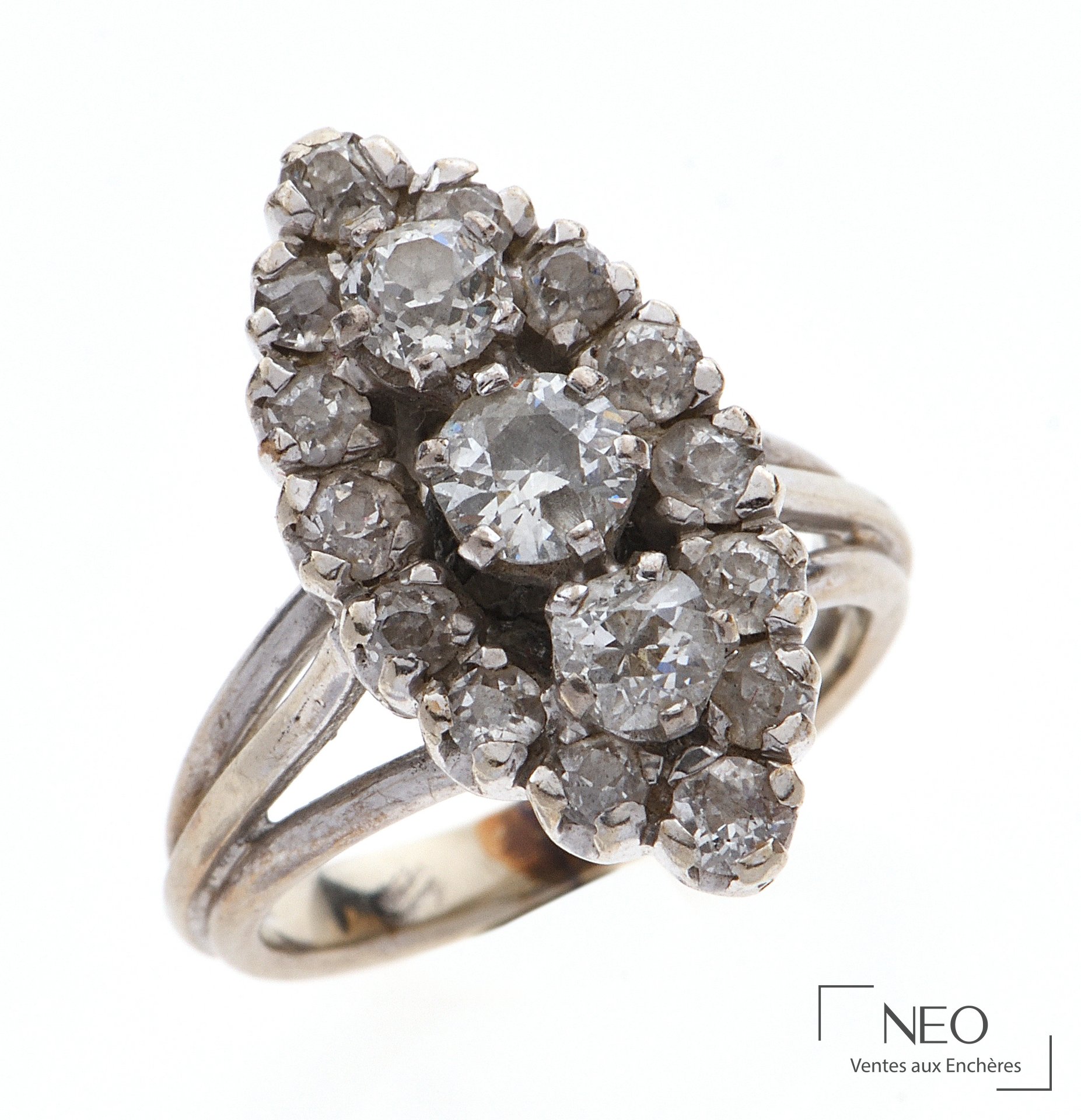 Bague navette en or gris 18 carats sertie de diamants