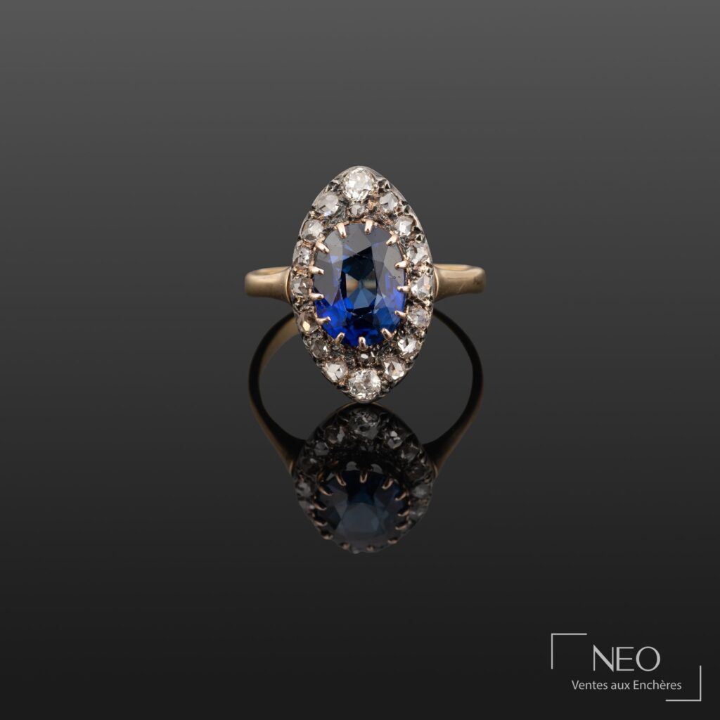 Bague navette au saphir synthétique bleu entouré de brillants