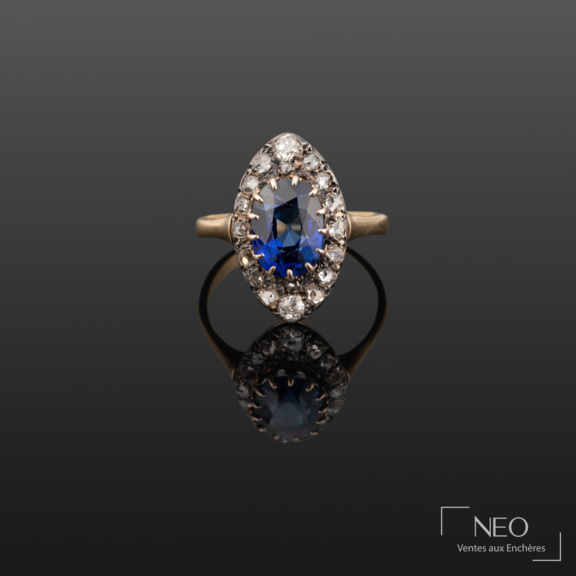Bague navette au saphir synthétique bleu entouré de brillants