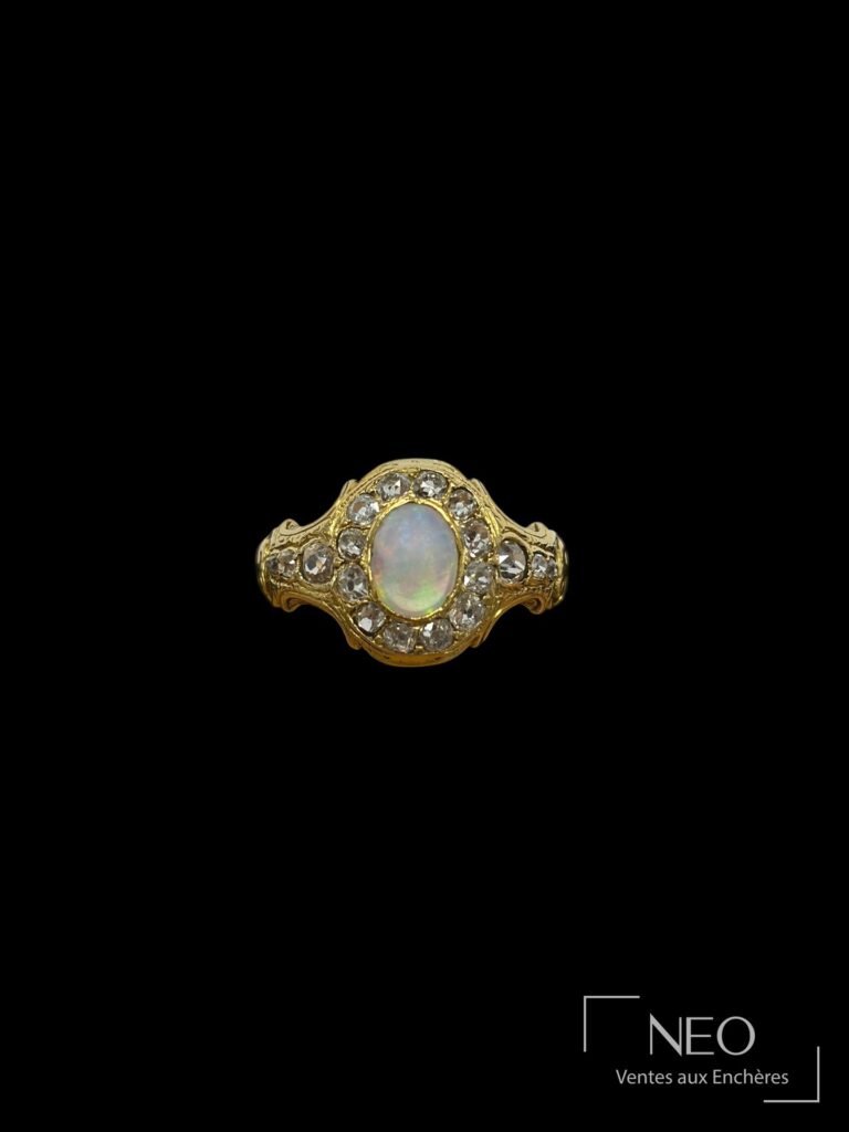 Bague en or jaune avec pierre opalescente centrale et entourage de diamants