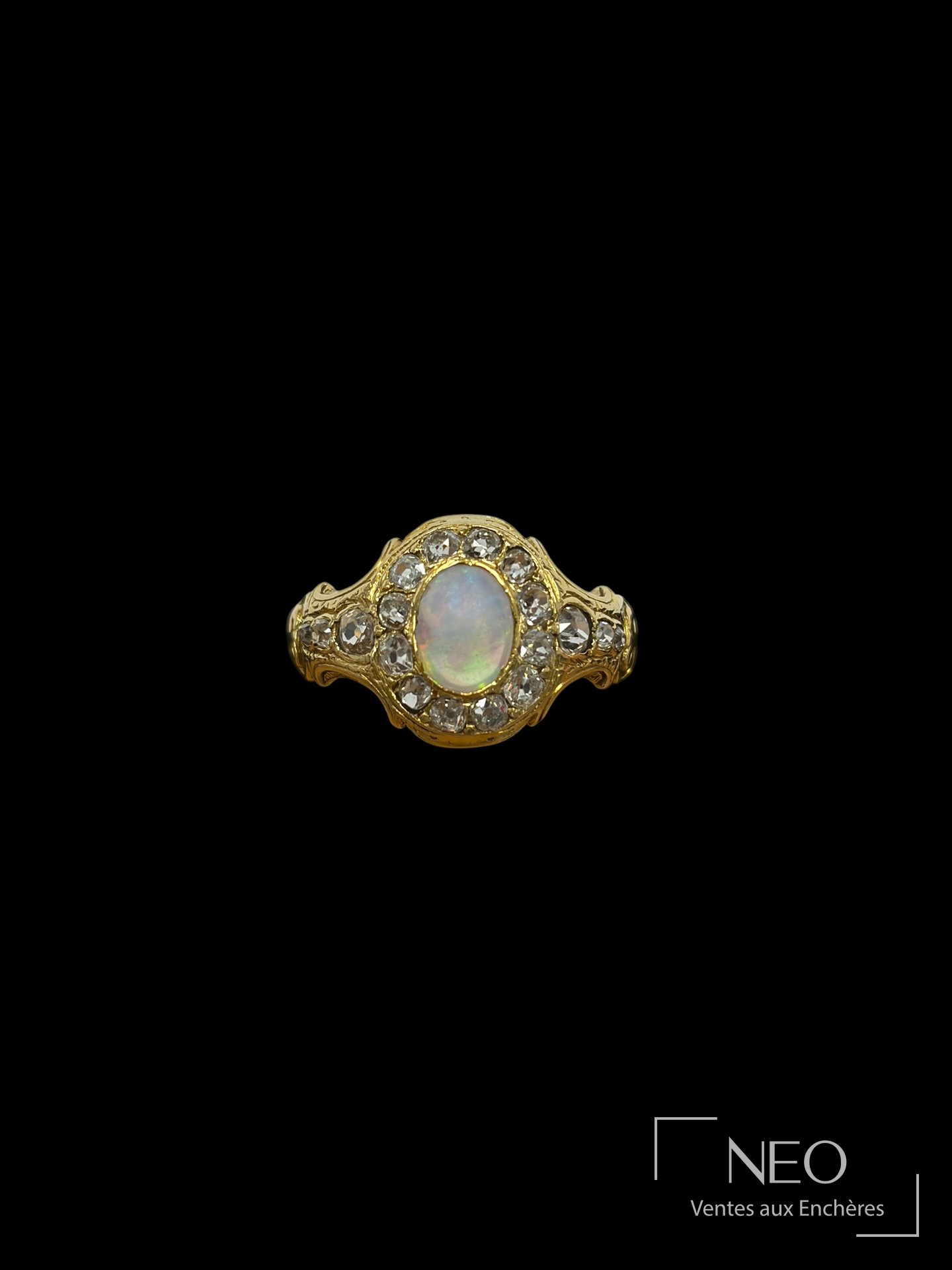 Bague en or jaune 18K sertie d&rsquo;une opale et de diamants