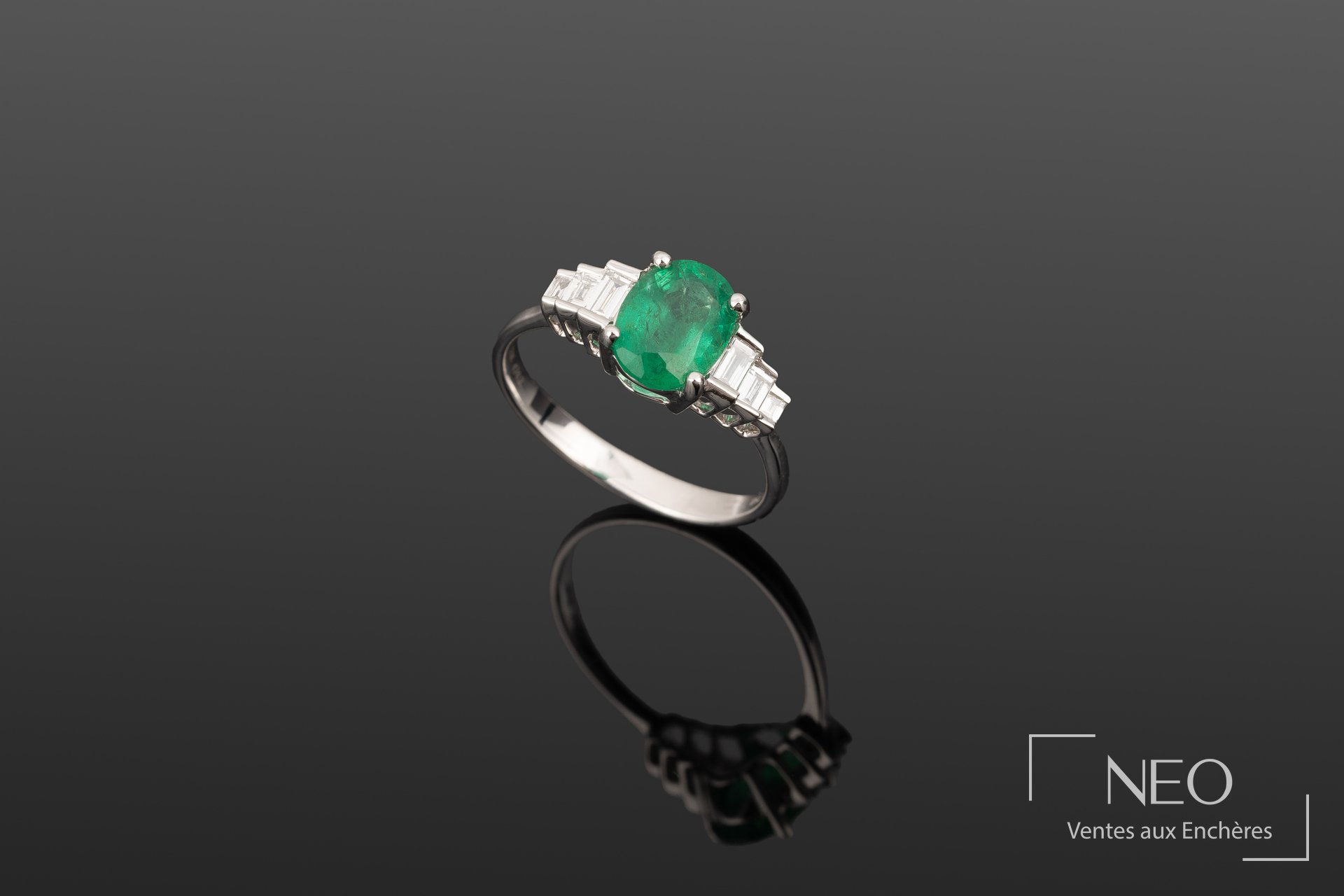 Bague en or blanc 18K sertie d’une émeraude et diamants