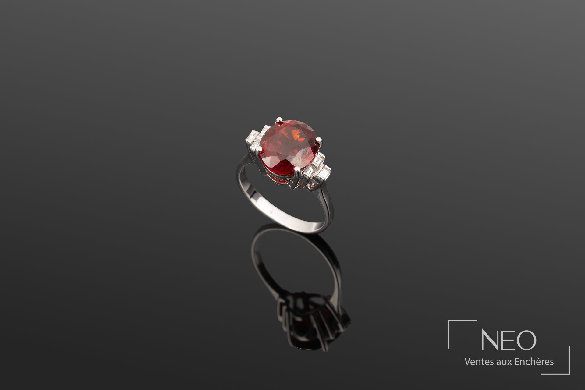 Bague en or blanc sertie d’un grenat ovale et de diamants
