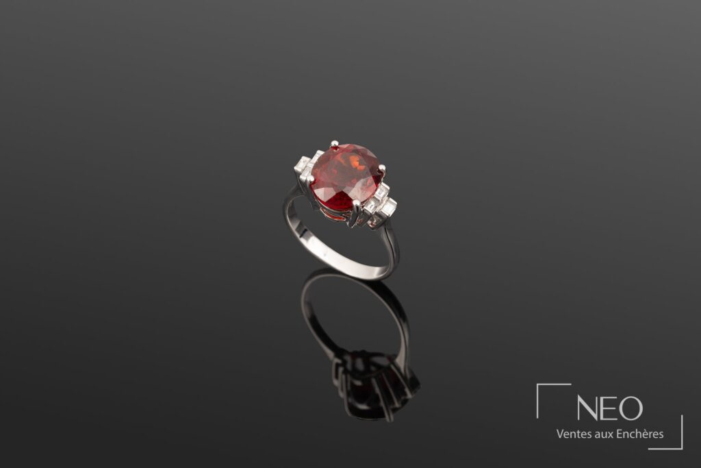 Bague en or blanc avec grenat ovale rouge orangé et diamants baguette