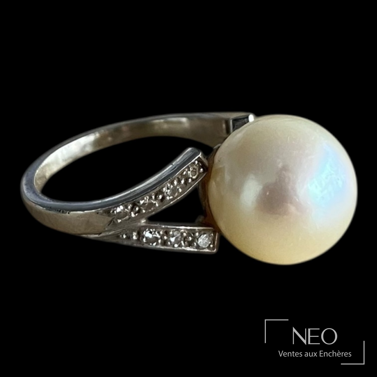 Bague en or gris sertie d’une grande perle de culture blanche et de diamants