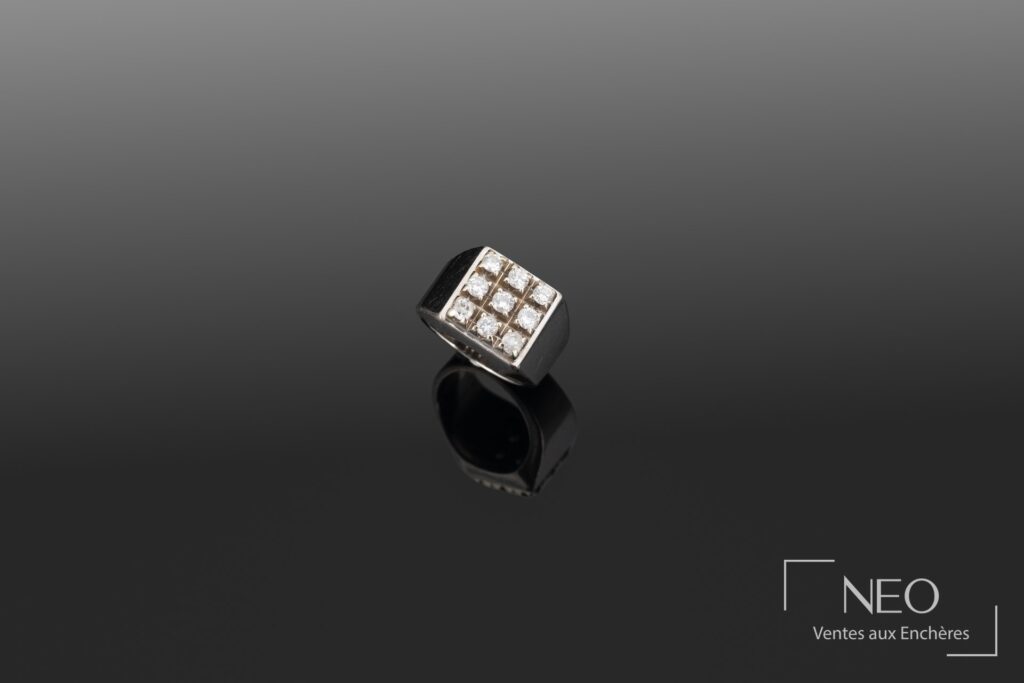 Bague en or gris avec plateau carré pavé de diamants