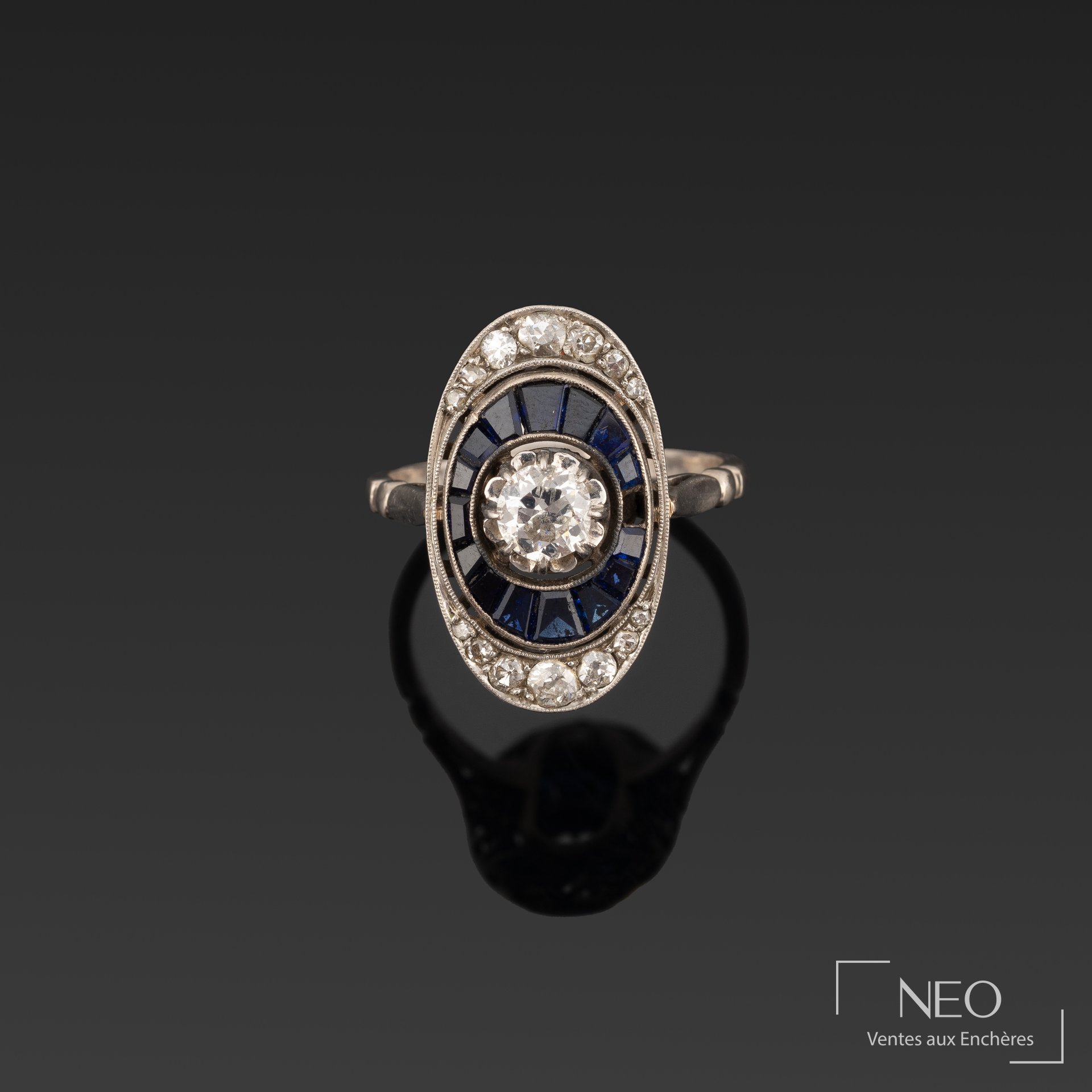 Bague en or gris avec plateau ovale