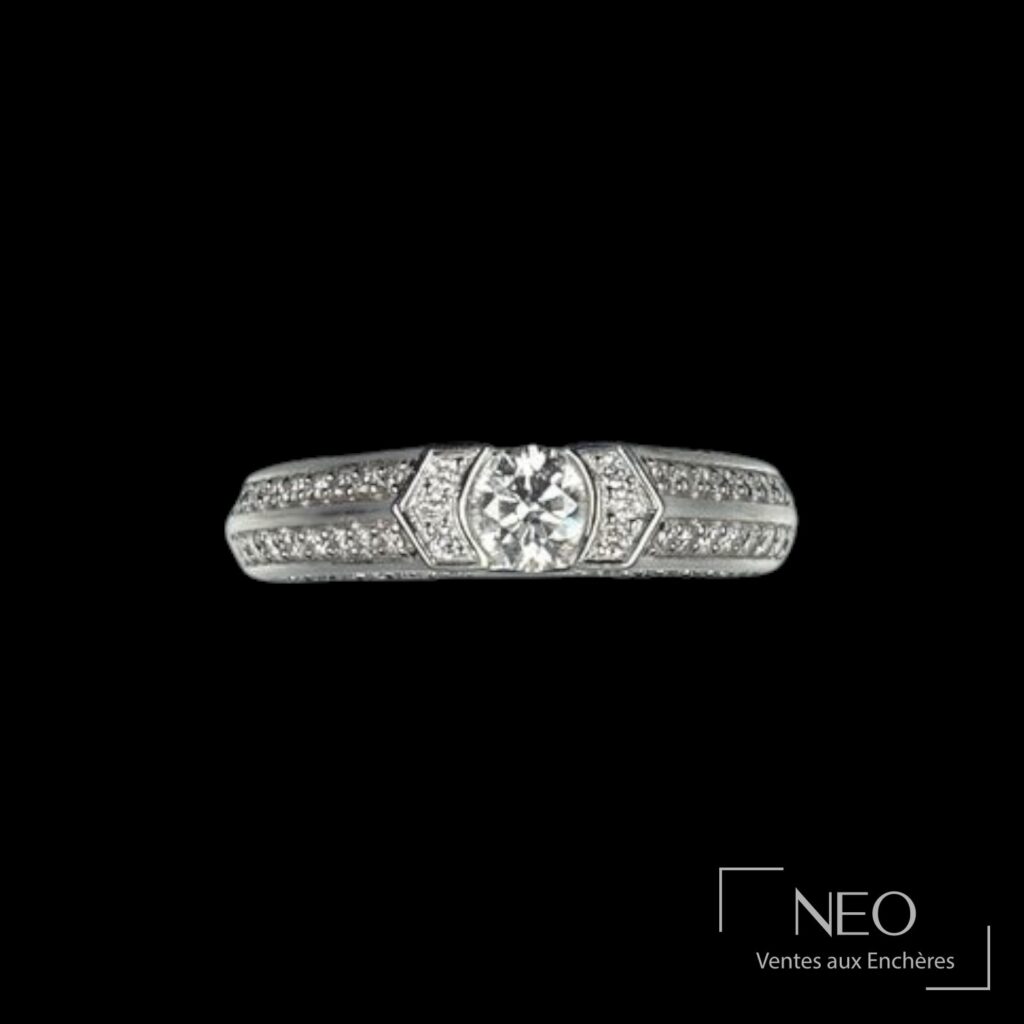 Bague en or gris sertie d’un diamant central et d’un pavage de diamants