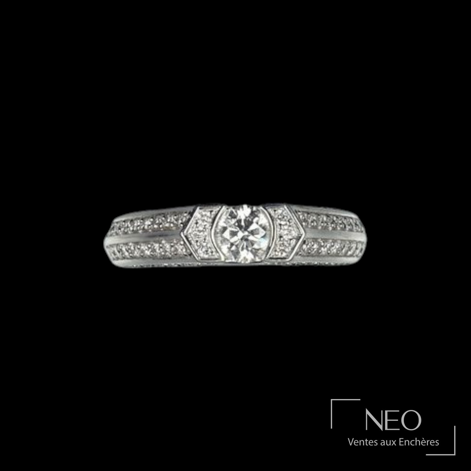 Bague en or gris sertie d’un diamant central et d’un pavage de diamants