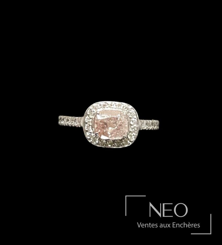 Bague en or gris avec diamant rose central entouré de diamants ronds