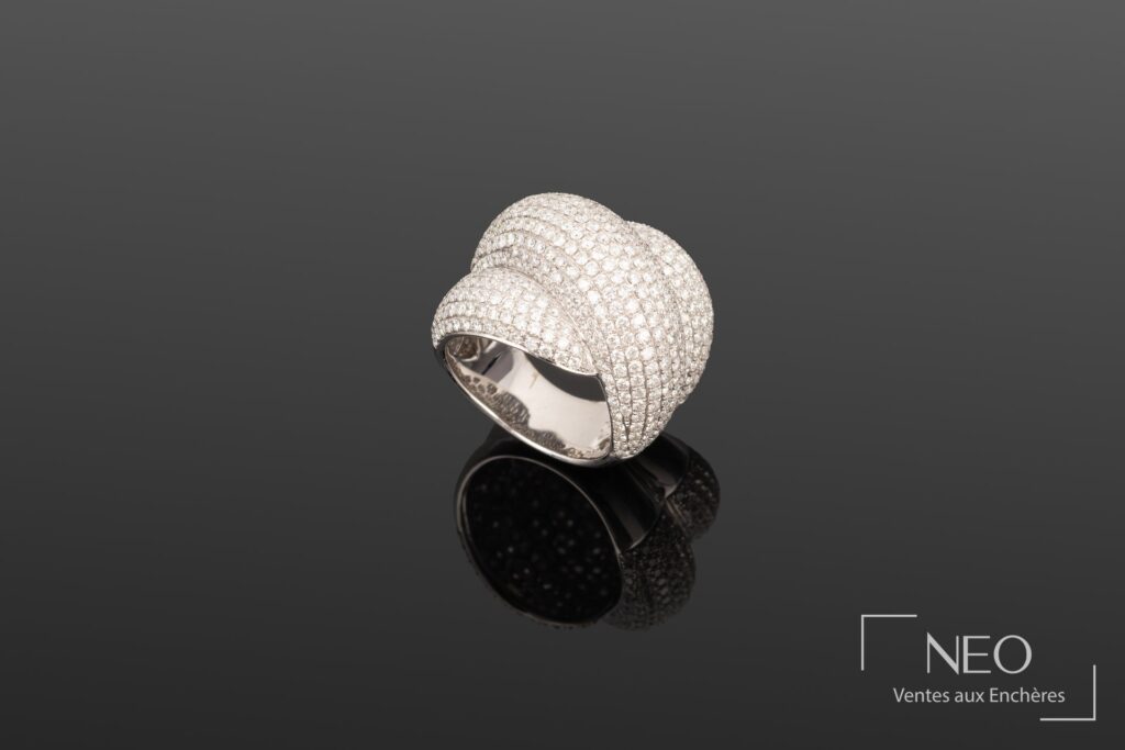 Large bague en or gris pavée de diamants