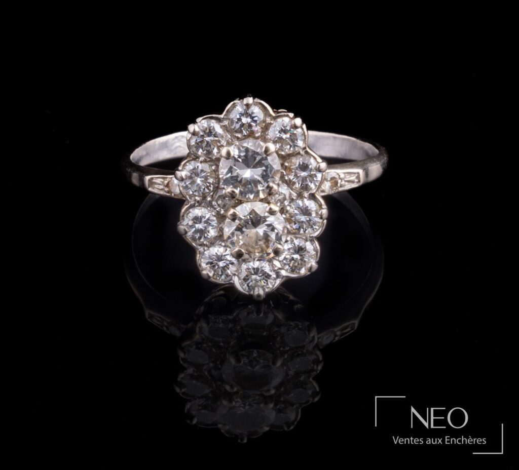 Bague en or gris sertie de diamants vue de face sur fond noir