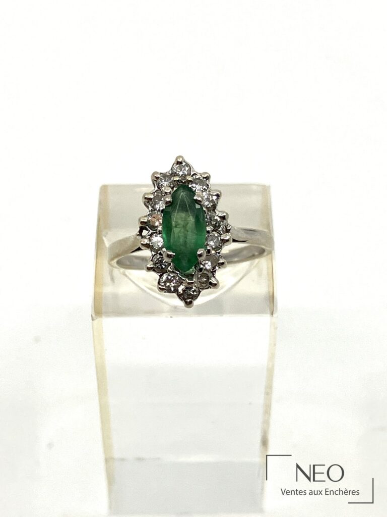 Bague en or gris avec pierre verte marquise entourée de diamants
