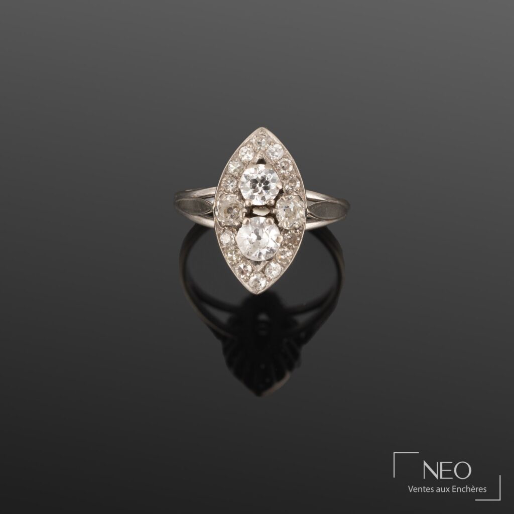 Bague en or gris avec plateau navette serti de diamants
