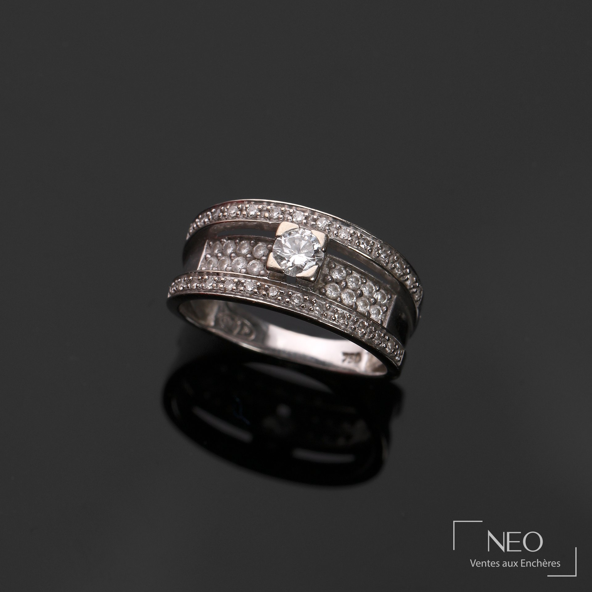 Bague en or gris 18 carats à triples anneaux pavés de diamants