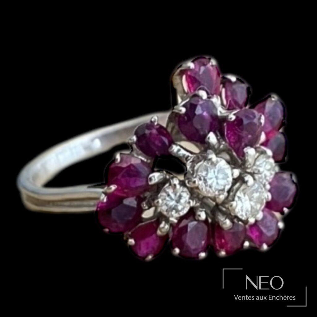 Bague en or gris ornée d'un bouquet de grenats et de diamants