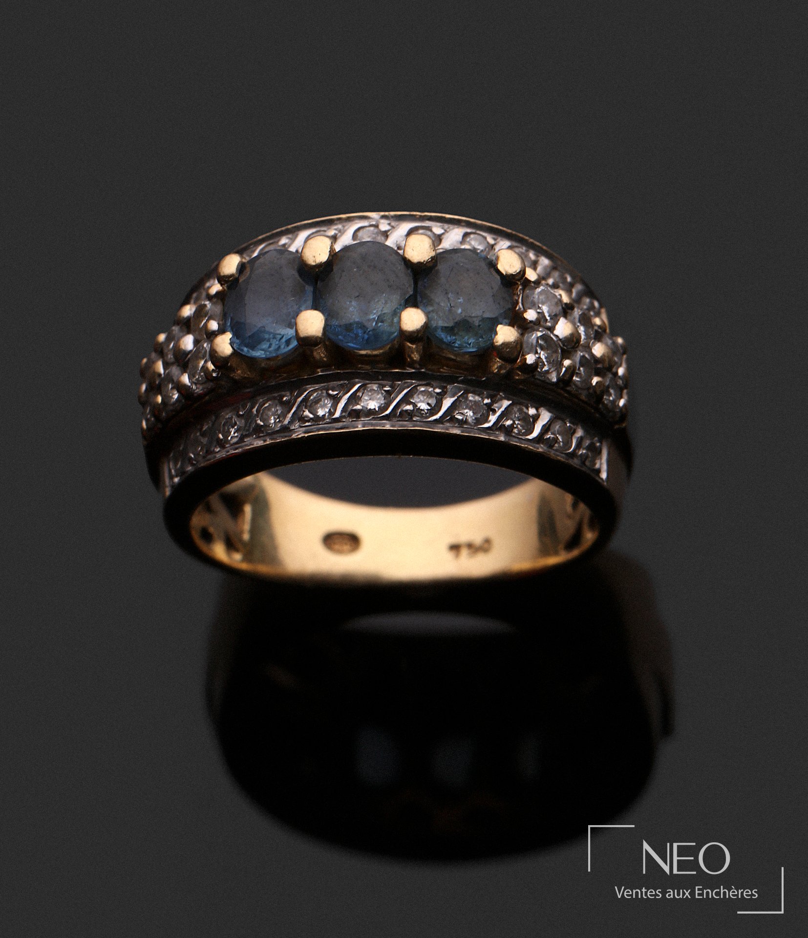 Bague en or gris et or jaune 18 carats, trois pierres bleues et diamants