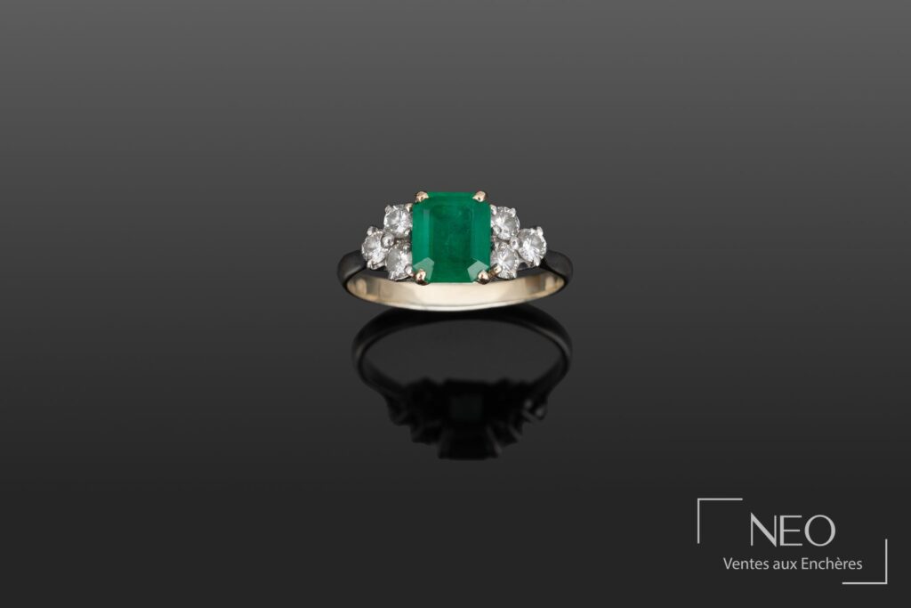 Bague en or gris et or jaune avec pierre verte centrale et diamants de part et d'autre