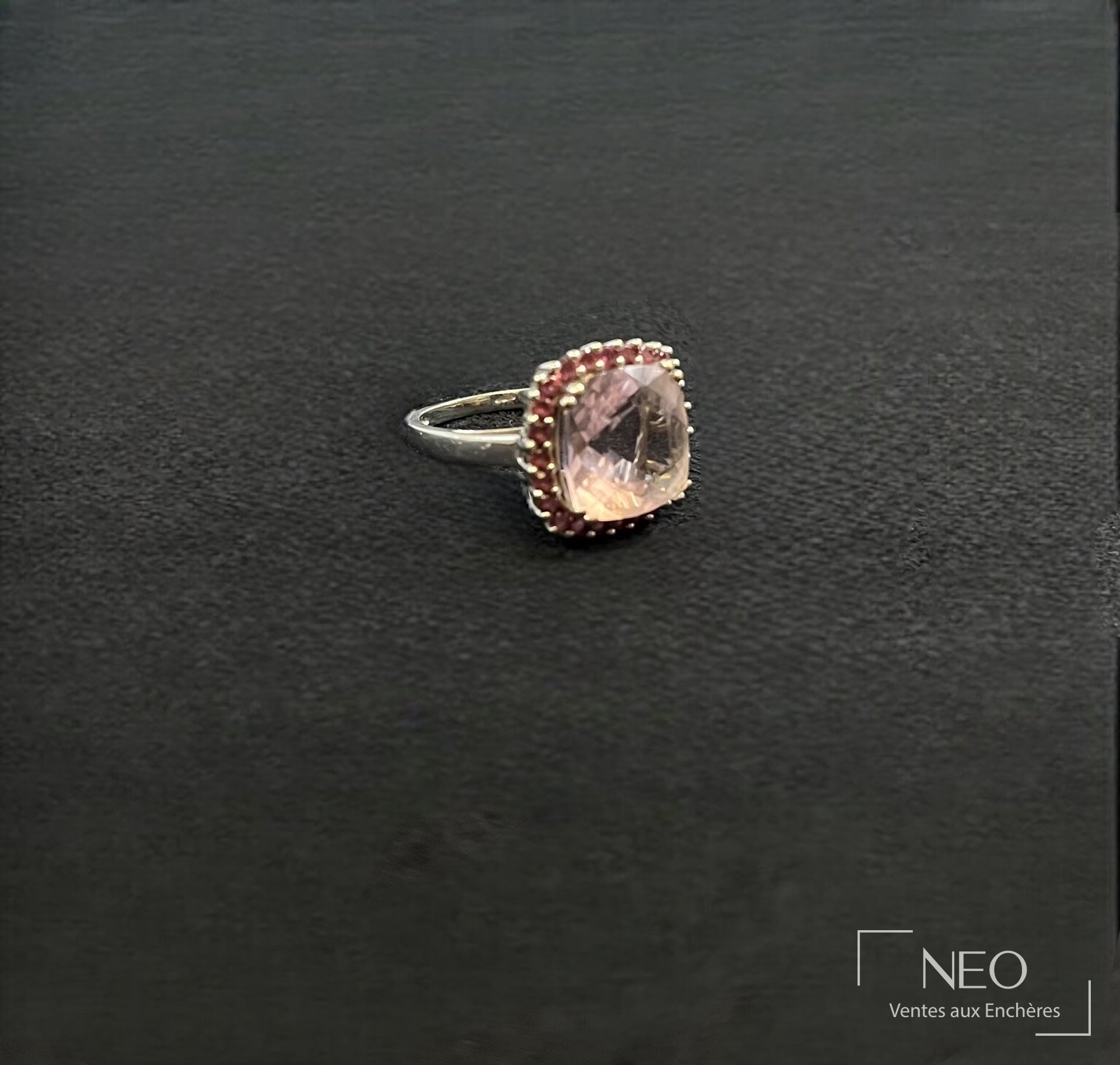Bague en or gris 18 carats sertie d’une pierre rose taille coussin