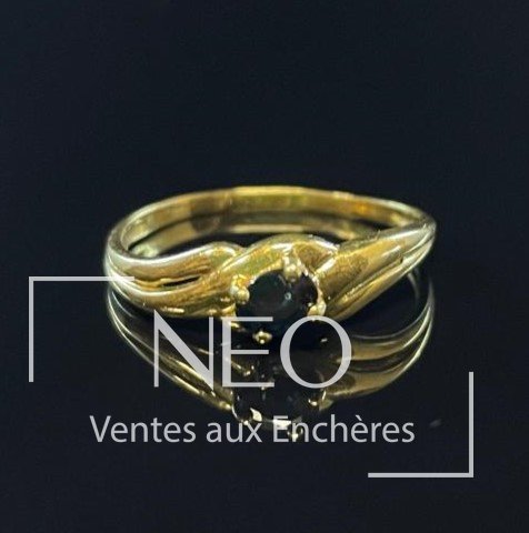 Bague en or jaune 18 carats ornée d&rsquo;une pierre bleue